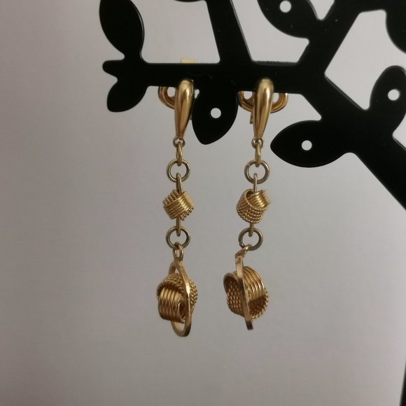 Vintage Gold Tone Clip on Earrings - Picture 4 of 8